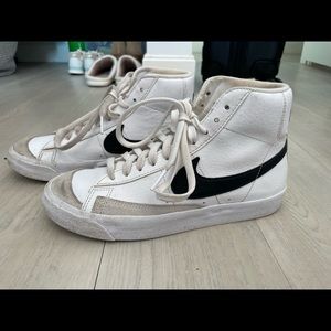 WHITE NIKE BLAZERS